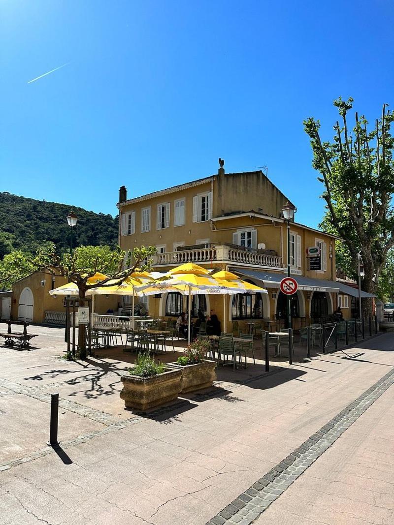 Hotel De La Loube La Roquebrussanne Exterior foto
